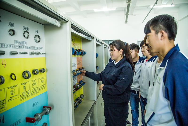 机械加工实训中心，建筑面积2000余平方米，配备有各种数控机床和数控加工中心，为机械制造等专业和相关课程提供实训保障。